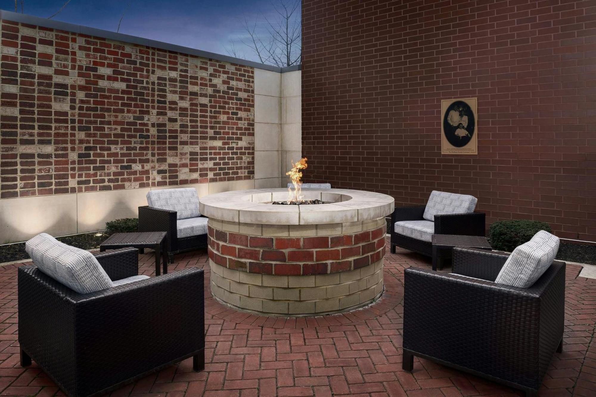 Courtyard By Marriott Muncie At Horizon Convention Center Hotel Exterior photo